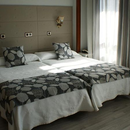 Hotel Los Naranjos Caces الغرفة الصورة