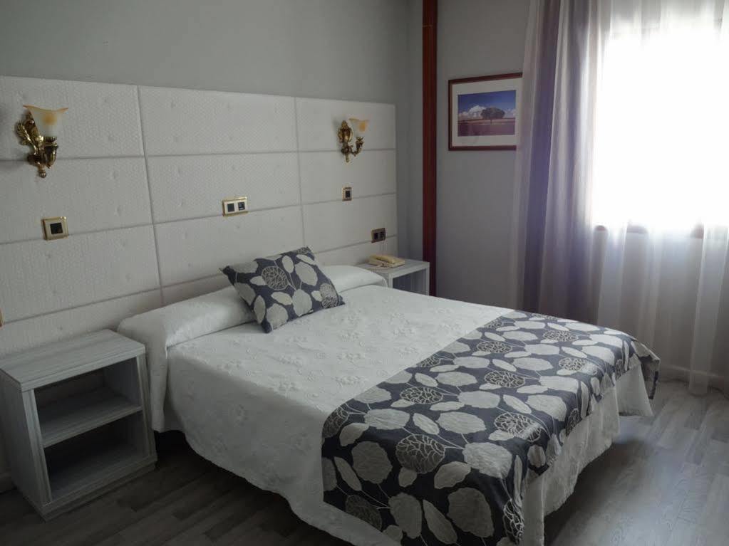 Hotel Los Naranjos Caces المظهر الخارجي الصورة