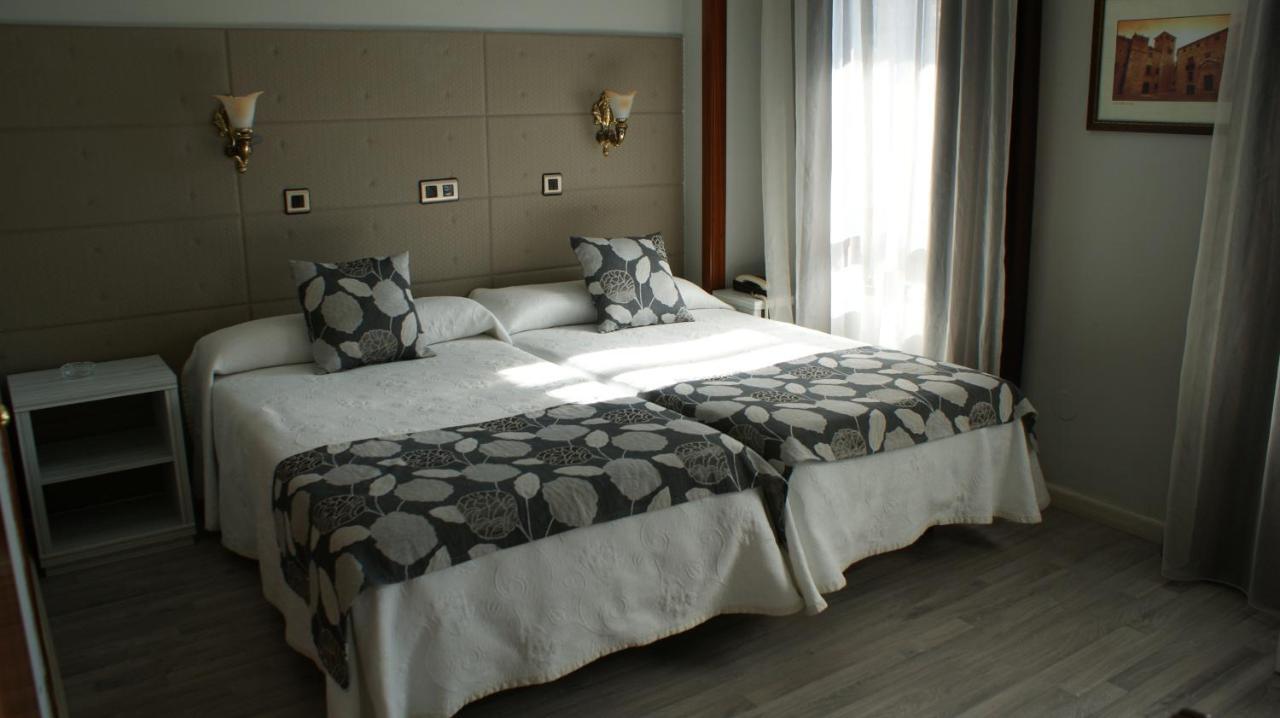 Hotel Los Naranjos Caces الغرفة الصورة